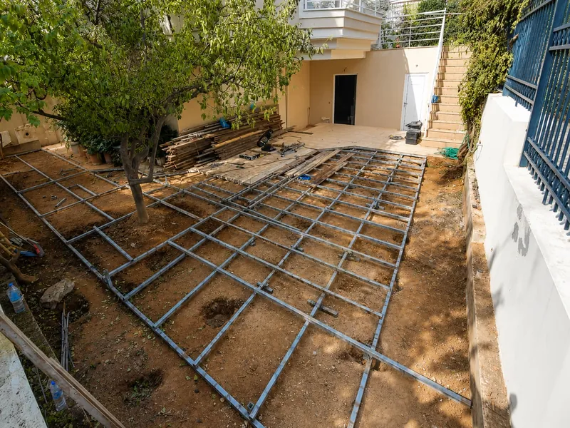 Η αυλή πριν: μεταλλικός σκελετός για το deck πάνω στο χώμα